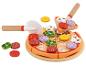 Houten speelgoedpizza met toppings en pizzasnijder op een witte achtergrond.