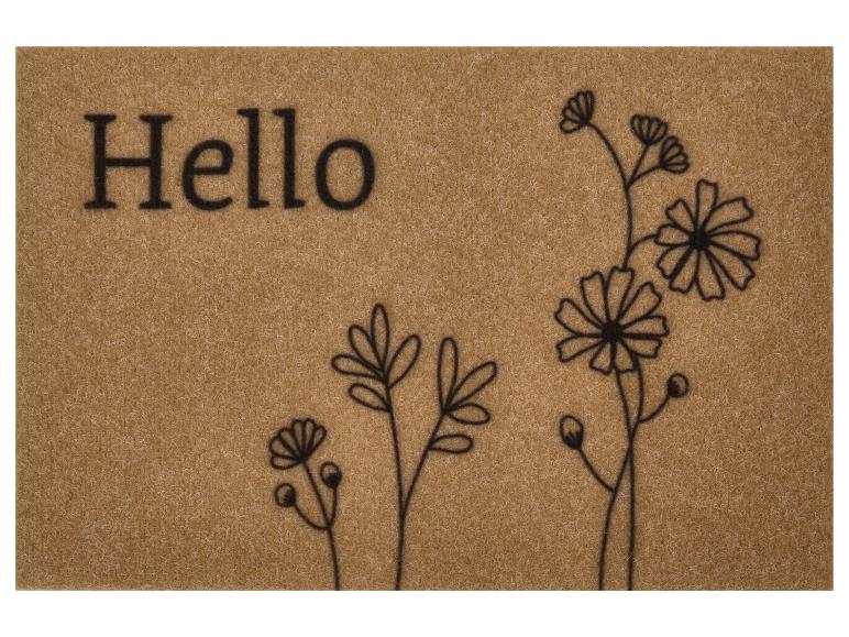 Bruine deurmat met 'Hello' tekst en gestileerde bloemen.