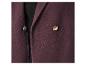 Close-up van een bordeauxrode blazer met knopen en een zwarte trui.