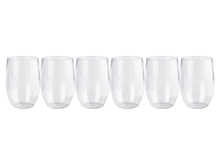 Zes transparante glazen voor wijn of cocktails.