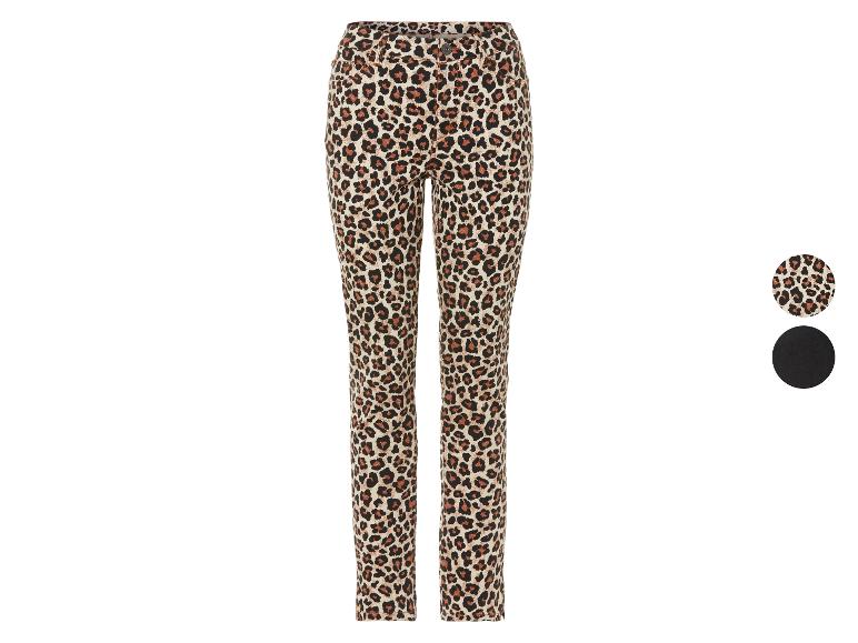 Een paar skinny jeans met luipaardprint.