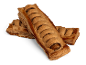 Twee versgebakken worstenbroodjes van bladerdeeg op een zwarte achtergrond.