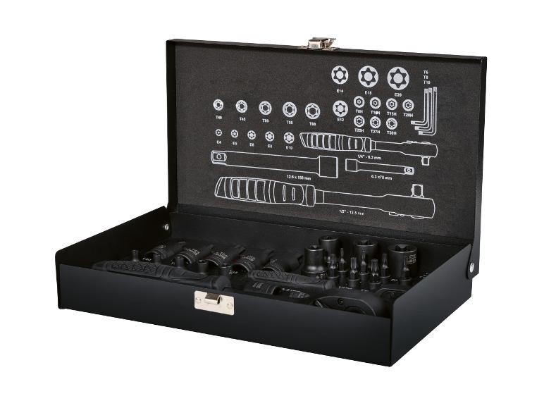 Open zwarte gereedschapskist met moersleutels, bits en adapters.