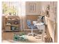 Blauwe LIVARNO® kinderbureaustoel in een kinderkamer.