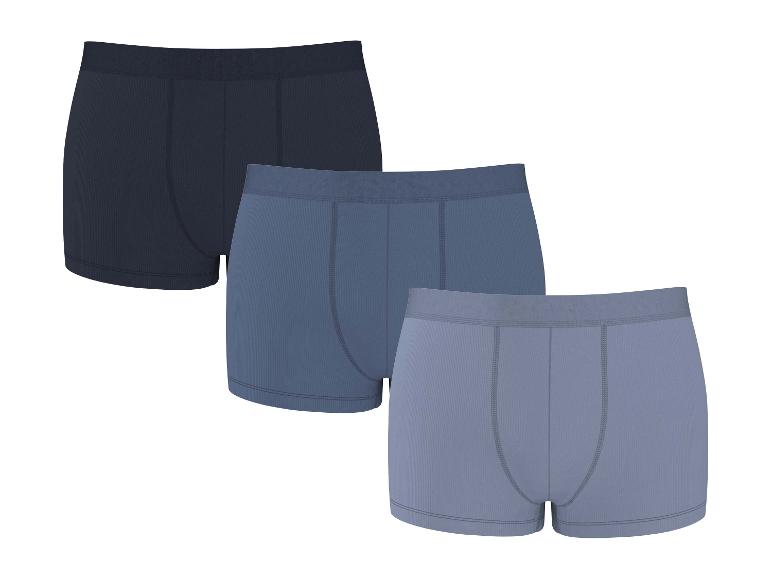 Drie geribde katoenen boxershorts in blauwe en grijze tinten.