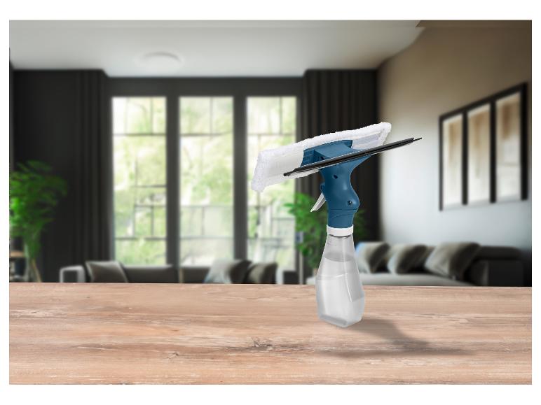 Ruitenwisser en spuitfles op een houten tafel.