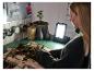 Vrouw werkt met planten onder een LIVARNO® 18 V werklamp.