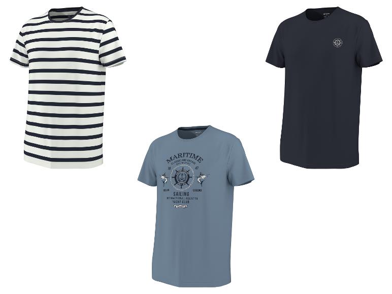Drie heren T-shirts: één gestreept, één blauw met maritieme print en één donkerblauw met logo.