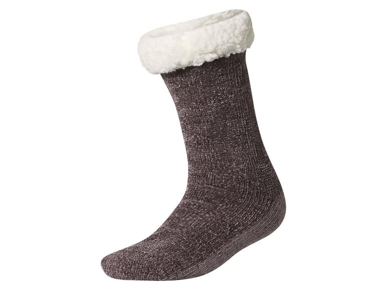 Donkerbruine sok met een witte pluizige boord op een witte achtergrond.