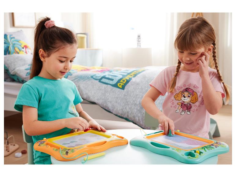 Kinderen tekenen met Paw Patrol tekentabletten.