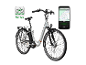 Witte elektrische fiets met een mobiele app die navigatie en ritgegevens toont.