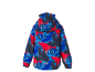 Kinder ski-jas met blauw, rood en zwart berg- en bospatroon, achteraanzicht.