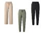 Drie joggingbroeken: beige wijd, groene en zwarte met boorden.