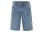 Lichte blauwe jeans shorts.
