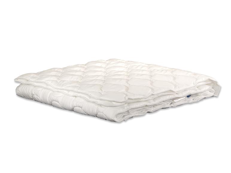 Wit gewatteerd dekbed, opgevouwen, met een ruitpatroon