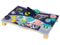 Een houten speelbord met ruimtethema, vol interactieve functies voor peuters.