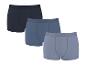 Drie geribde katoenen boxershorts in blauwe en grijze tinten.