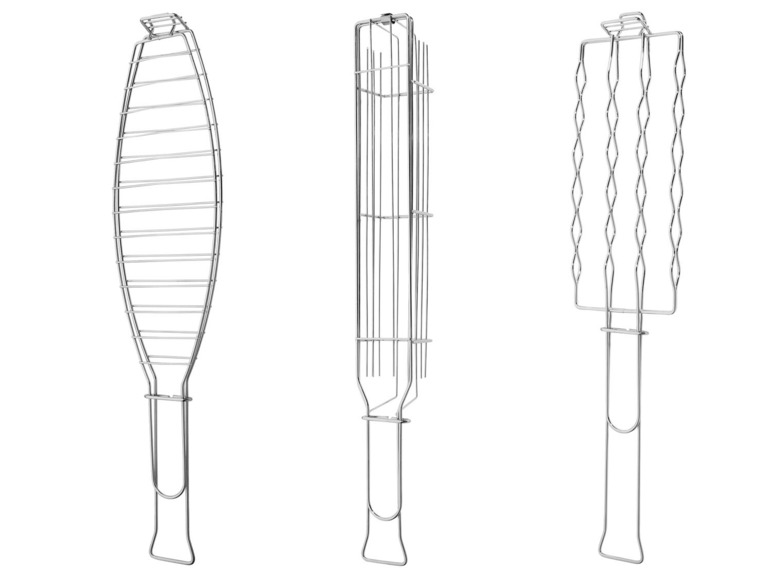 Drie metalen grillroosters voor vis, groenten en spiesjes.
