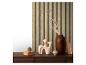 Houten lattenwandpaneel met decoratieve items op een donkere houten kast.