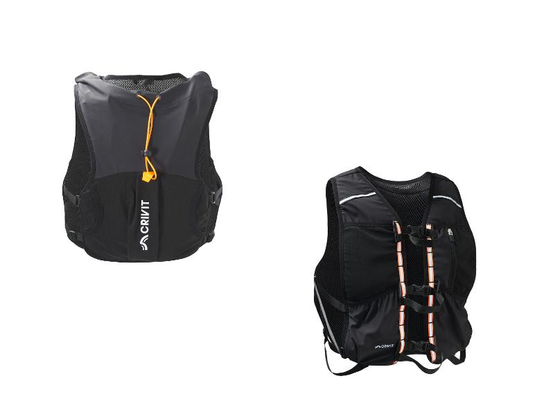 Twee zwarte hardloopvesten met oranje accenten, één met trekkoordsluiting.