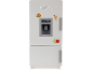 Witte speelgoedkoelkast met waterdispenser, digitaal display en voedselmagneten.