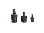 Drie zwarte universele dopadapters op een witte achtergrond.
