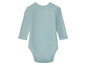 Een lichtblauwe baby romper met lange mouwen.