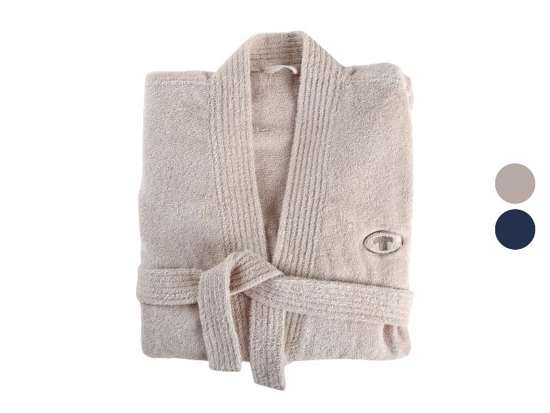 Opgevouwen beige badjas met geborduurd logo en twee kleurstaaltjes.
