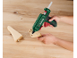 Hand gebruikt een hetelijmpistool op houten stukken op een houten tafel.