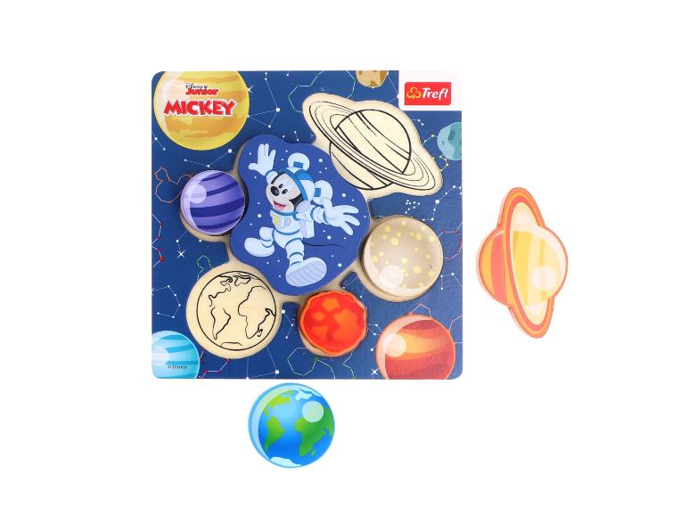 Een houten puzzel met Mickey Mouse in een ruimtepak, planeten en ringen, gemaakt door Trefl.