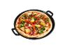 Versgebakken vegetarische pizza in een zwarte gietijzeren pan.