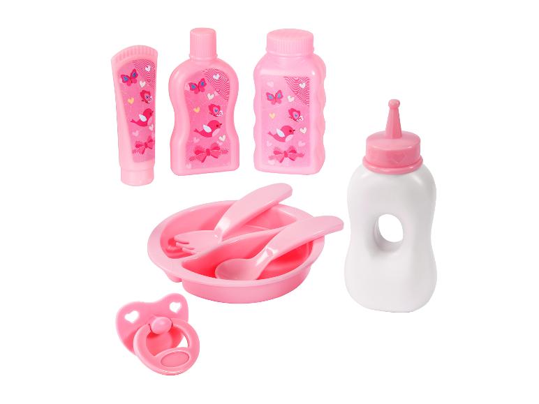 Roze poppenaccessoireset met flesjes, kom, bestek en speen.