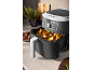 Airfryer met geroosterde aardappelen en rozemarijn, ingesteld op 180 graden.