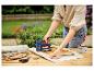 Vrouw bekleedt stoelzitting met LIVARNO® handtacker »RPC7« in de tuin.