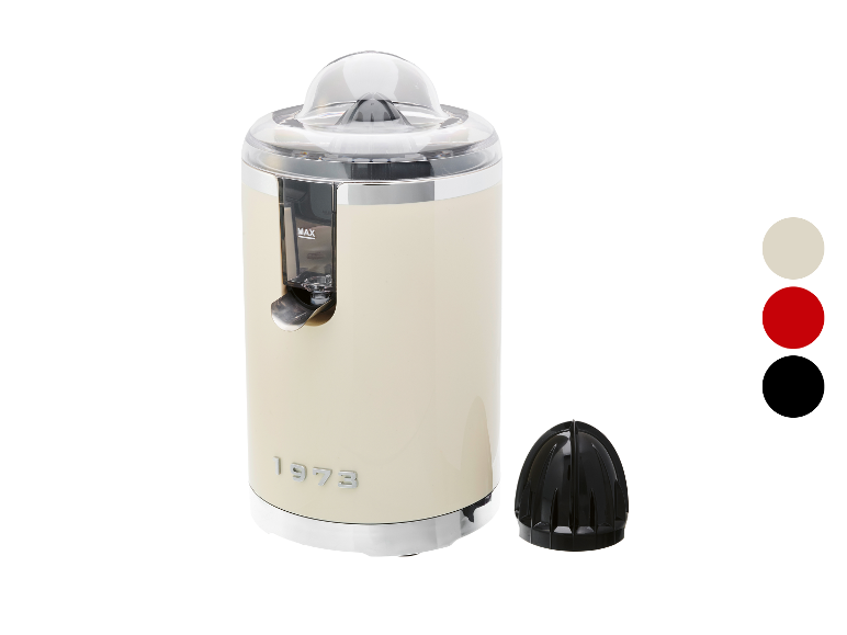 Retro citruspers in crèmekleur met zwart accessoire.