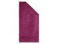 Magenta badhanddoek met verticale strepen, dubbelgevouwen.