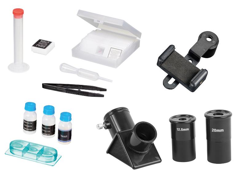 Een microscoopaccessoirekit, inclusief objectglaasjes, flesjes, pincet en oculairs.
