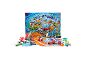 Kerstadventskalender met speelgoedauto's en feestelijke accessoires tegen een winterwonderlandachtergrond.
