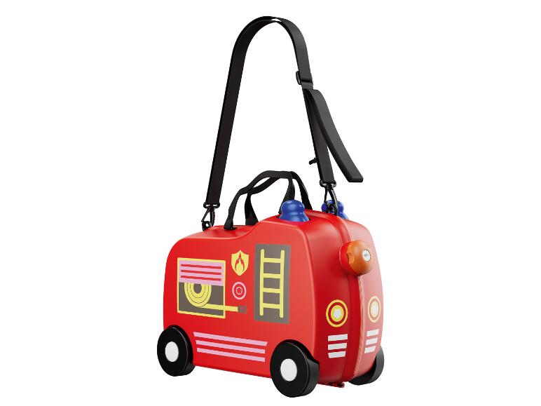 Een rode koffer met brandweerwagen-design, geschikt voor kinderen.