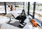 Man traint met dumbbells op een halterbank in een lichte sportschool.