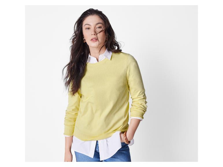 Pastelgele trui en wit overhemd: dameskleding.