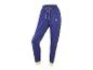 Blauwe joggingbroek met gele accenten.