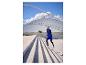 Man in blauw vest en zwarte legging rent buitentrap op.