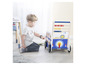 Een kind speelt met een houten Paw Patrol loopwagen met abacus.