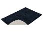 Donkerblauw badmatje met een zichtbare antislip onderkant