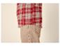 Rood en beige geruit overhemd met beige broek.