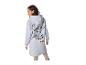 Vrouw in een grijze Stitch hoodie met de tekst 'ALWAYS SUNSHINE WITH STITCH' op de rug
