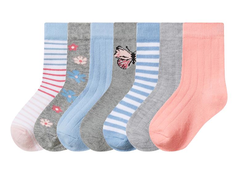Set van zeven paar kinder sokken in diverse kleuren en patronen, waaronder strepen, bloemen en een vlinder.