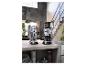 De'Longhi Dedica Style Barista Bundle pistonmachine en koffiemolen in een moderne keuken.