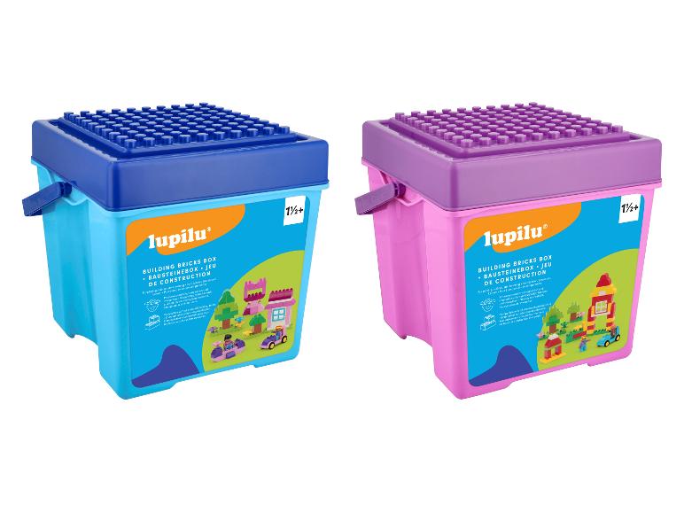 Twee kleurrijke dozen met bouwstenen, een blauwe en een roze, met het merk lupilu.
